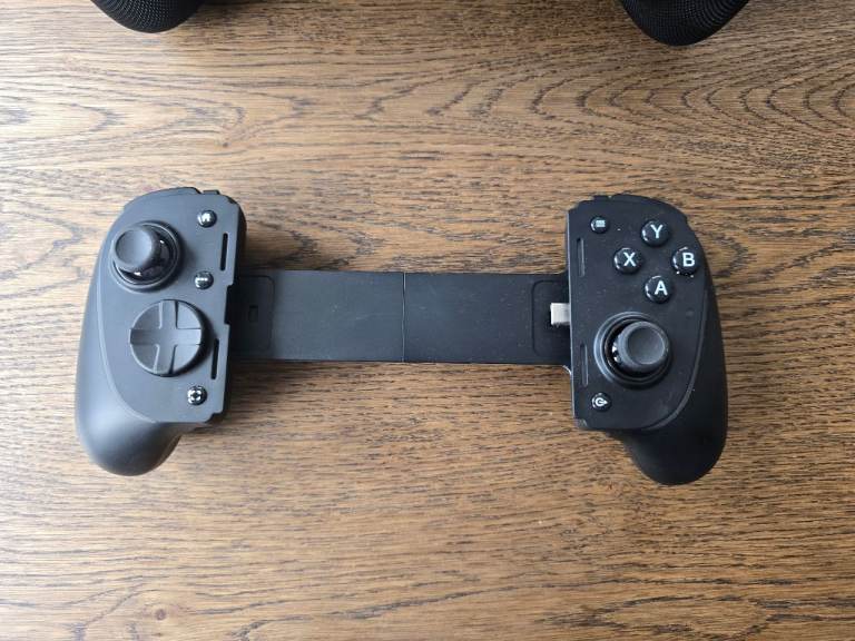 Razer Kishi V3 Pro (with case)