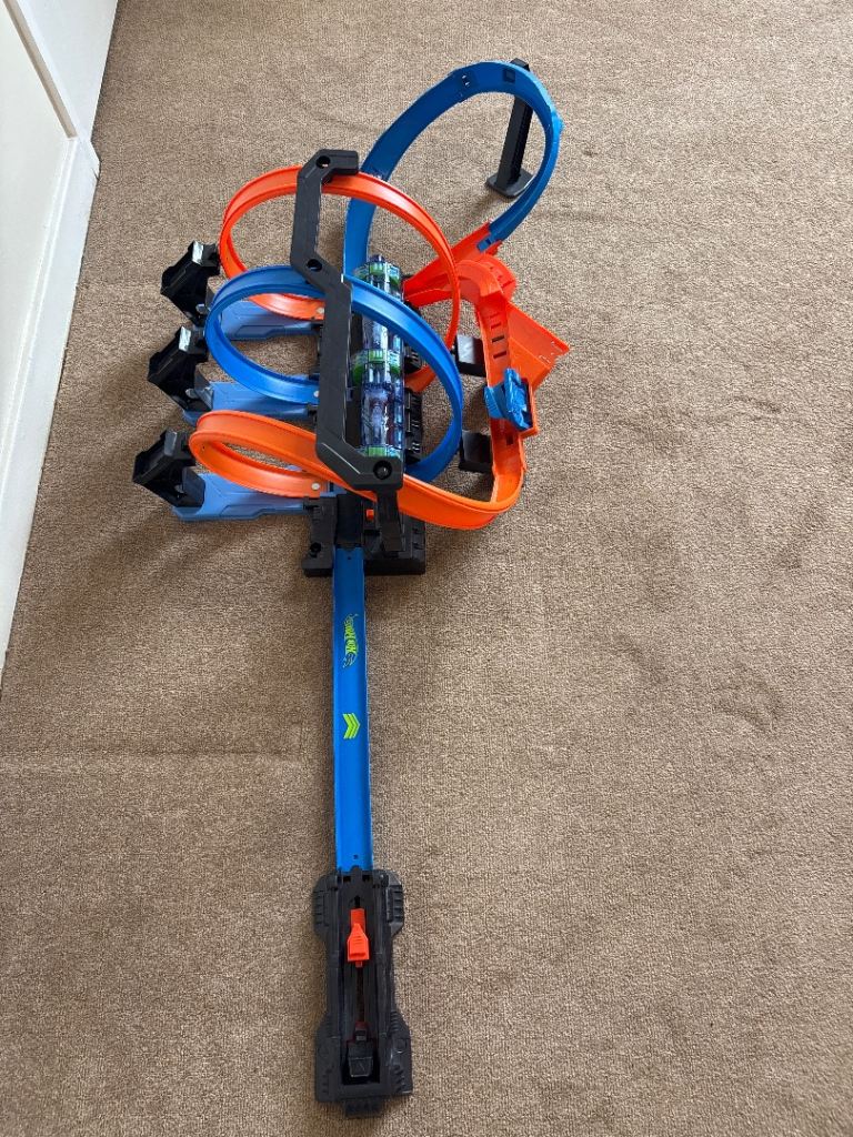 Hot Wheels motorised track & 30 cars