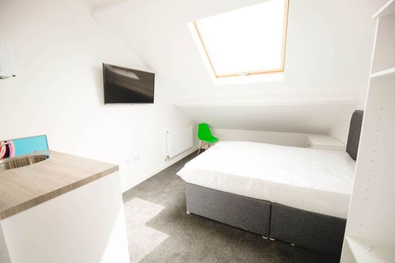 Couples Ensuite Double Room Bills Inclusive. SA14NN