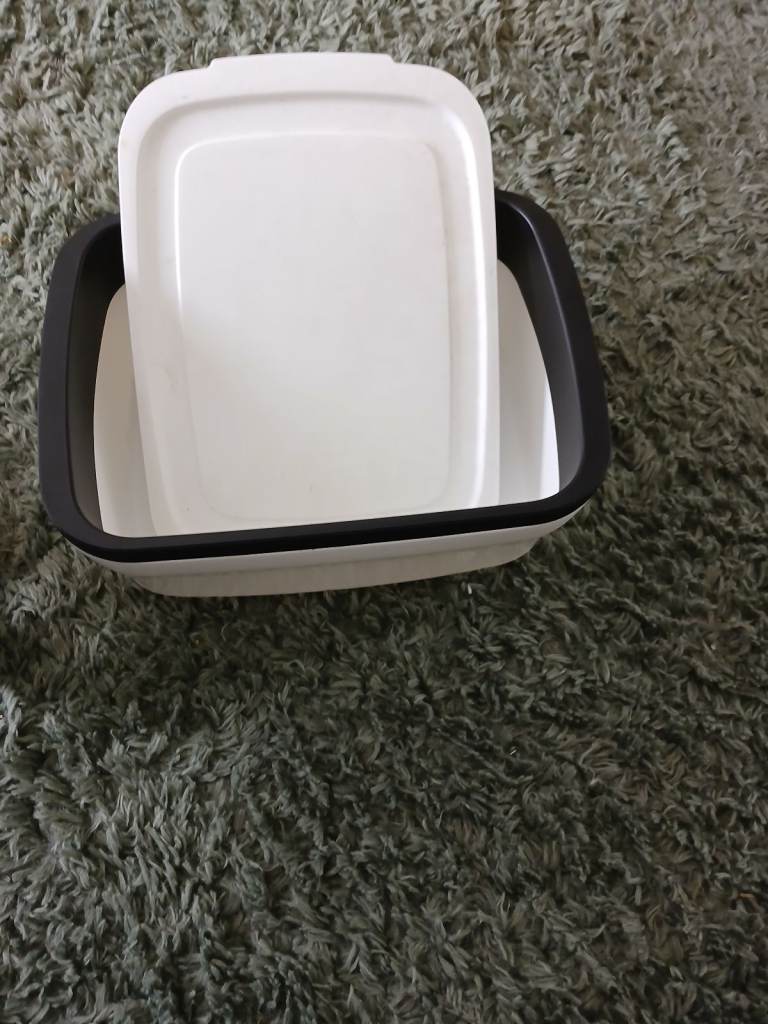 Tupperware bread keeper 