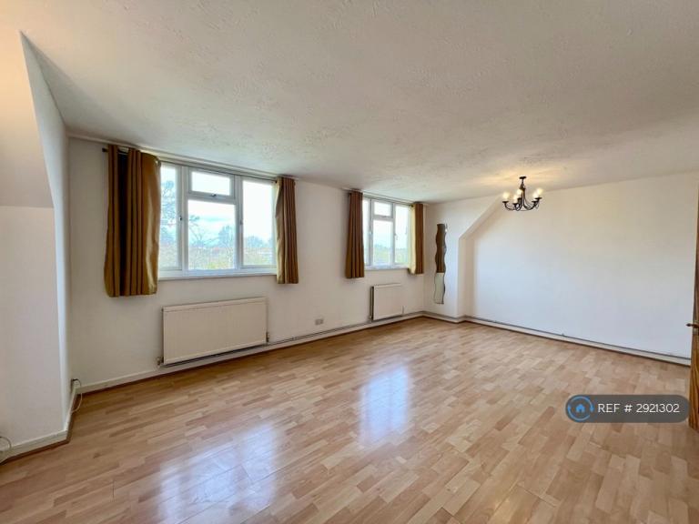 2 bedroom flat in Cotswold Court, London, N11 (2 bed) (#2921302)