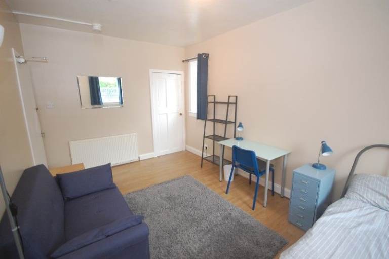Large double room - student flat v close to Ed Coll, Napier, HW