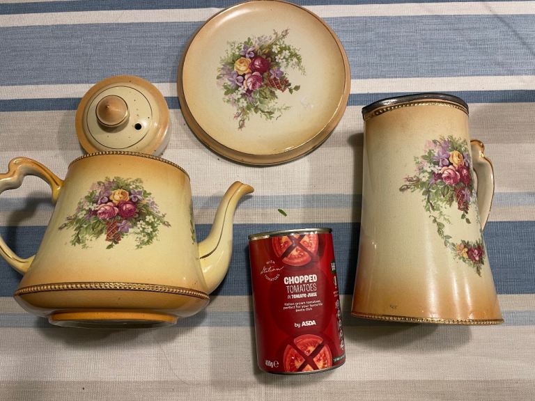 Teapot stand and hot water jug 