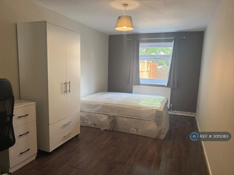 1 bedroom flat in Corn Bar, Witney, OX28 (1 bed) (#3015083)
