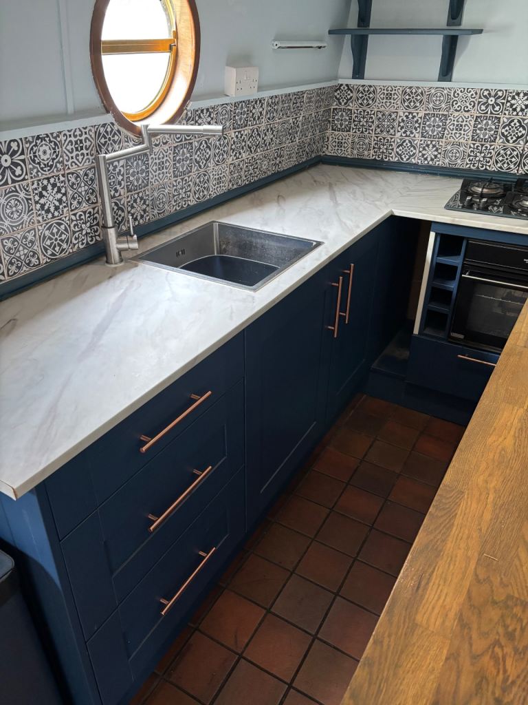 60 x 10 widebeam canalboat perfect for 1/2 people - new skylight installed