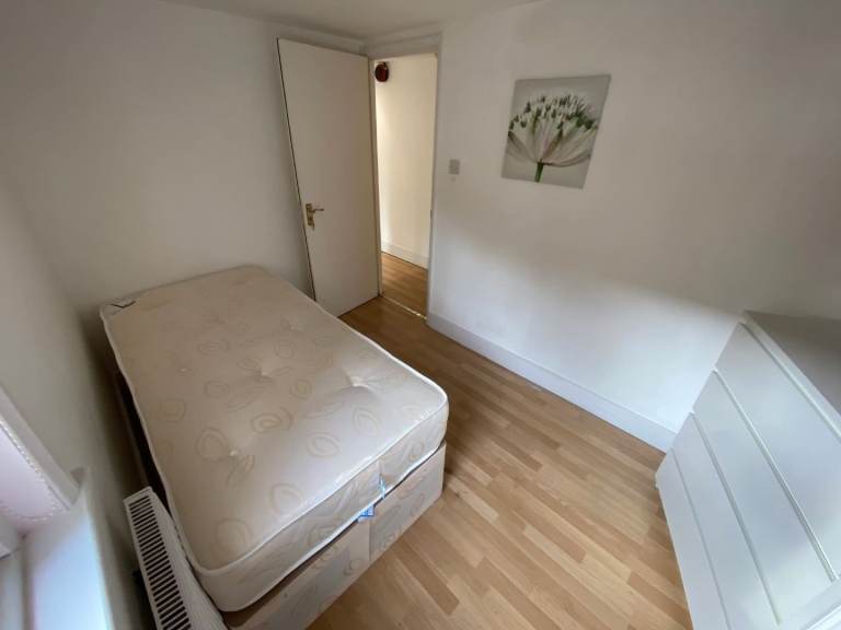 Ensuite room and single room at Shepherd's Bush 