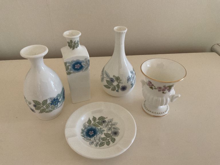 Lovely Set of 5 White Wedgwood Vases and Dish with Blue Floral Design