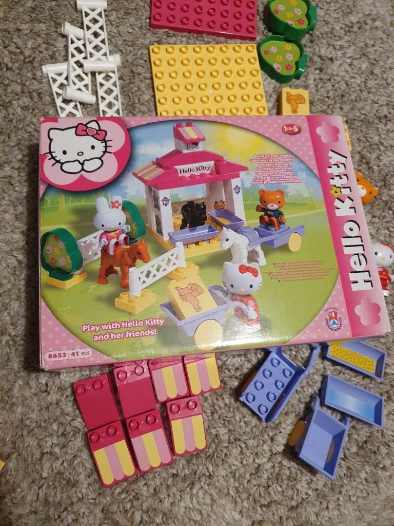 Unico Plus Hello Kitty Horse Stable Brick Set