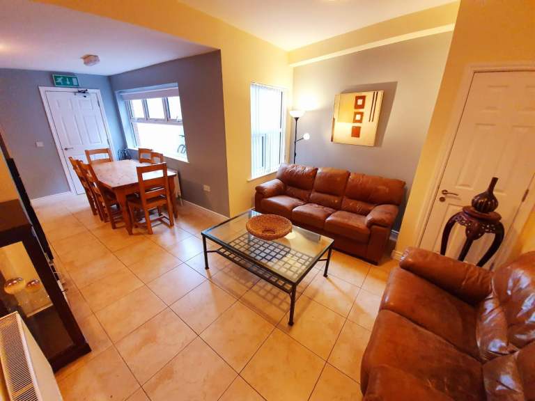 TWO DOUBLE ROOMS- STRANMILLIS - AVAILABLE 1ST SEPTEMBER 