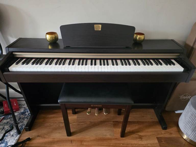 Yamaha Clavinova CLP220 with Bench – Excellent Condition