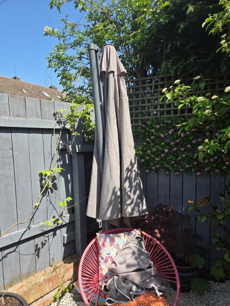 Large cantilever umbrella 