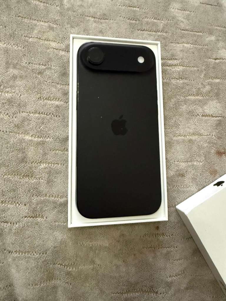 iPhone Air 256gb mint condition £600 new £750 with Apple Warranty