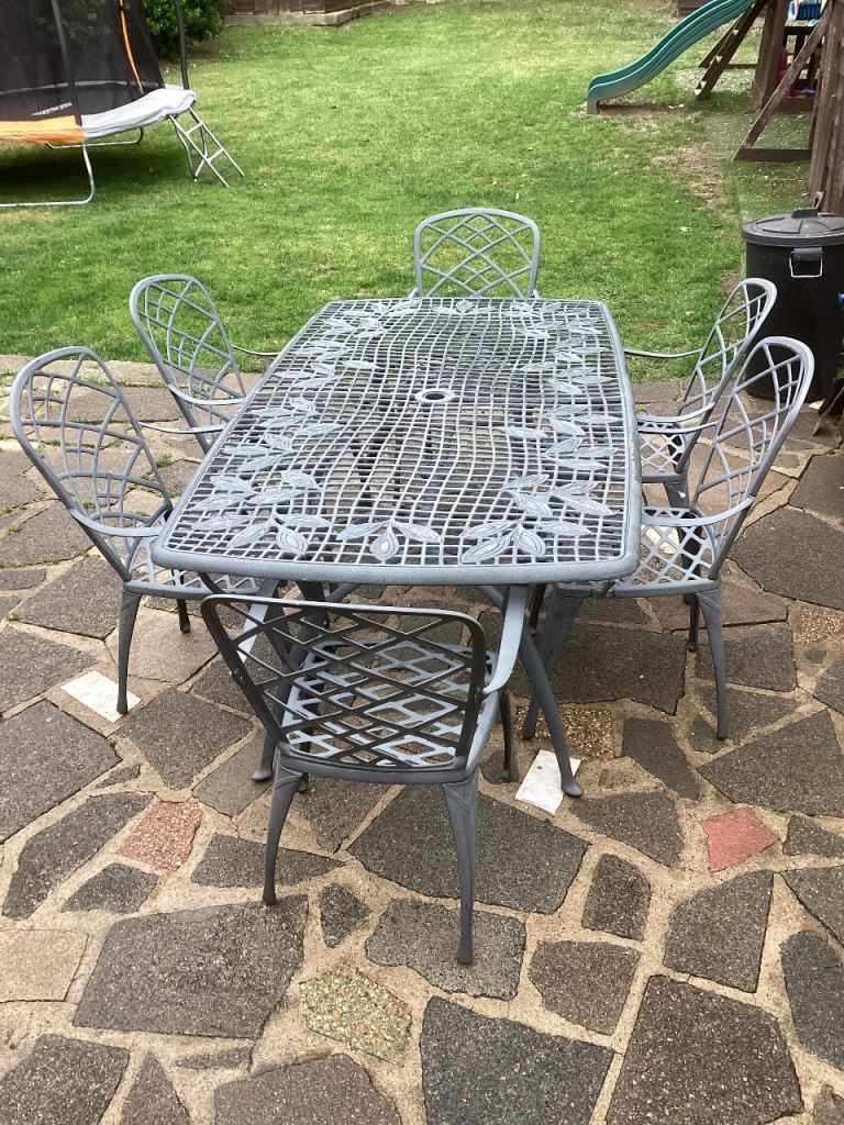 Cast aluminium garden table and 6 chairs