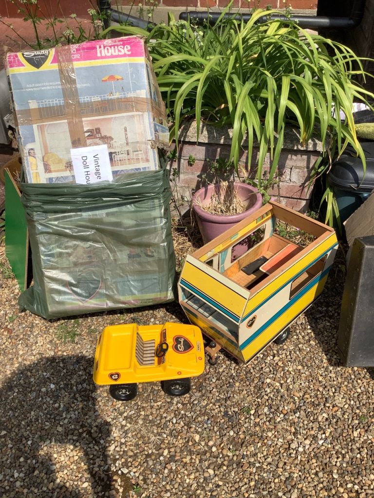 Vintage Sindy House For Spares Repairs with a Buggy & Caravan 