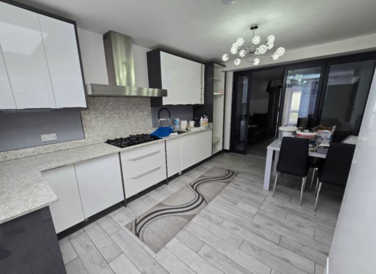 Modern 2-Bedroom Flat | Furnished | Fitted Kitchen | Parking | Arundel Close, Leytonstone - E15
