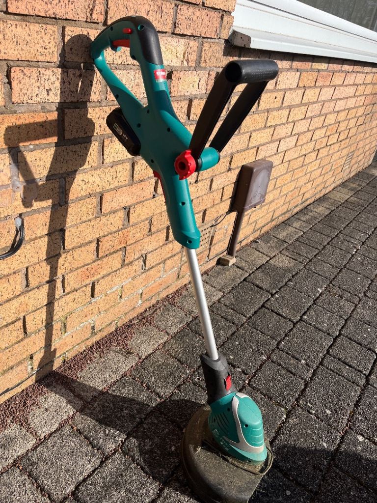 Bosch 18v cordless strimmer with battery and charger