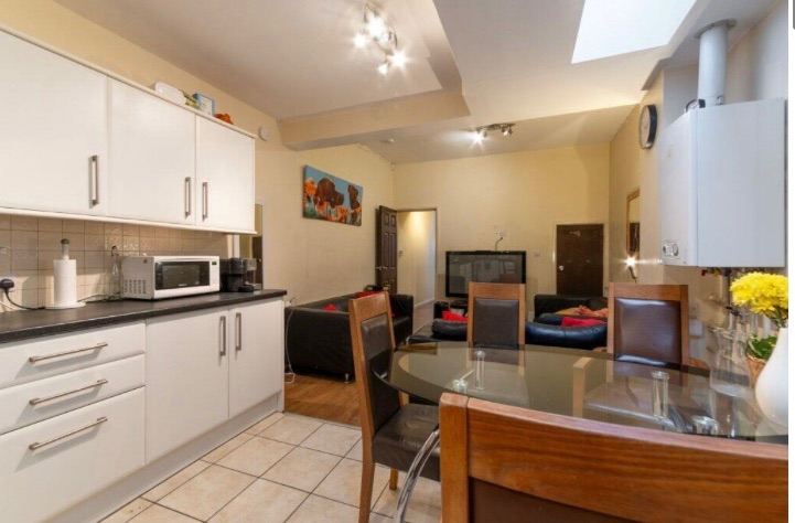 Three double bedrooms available by UoB