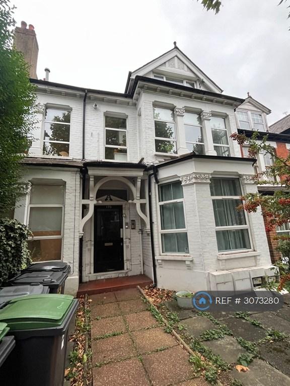 1 bedroom flat in Muswell Hill Road, London, N10 (1 bed) (#3073280)