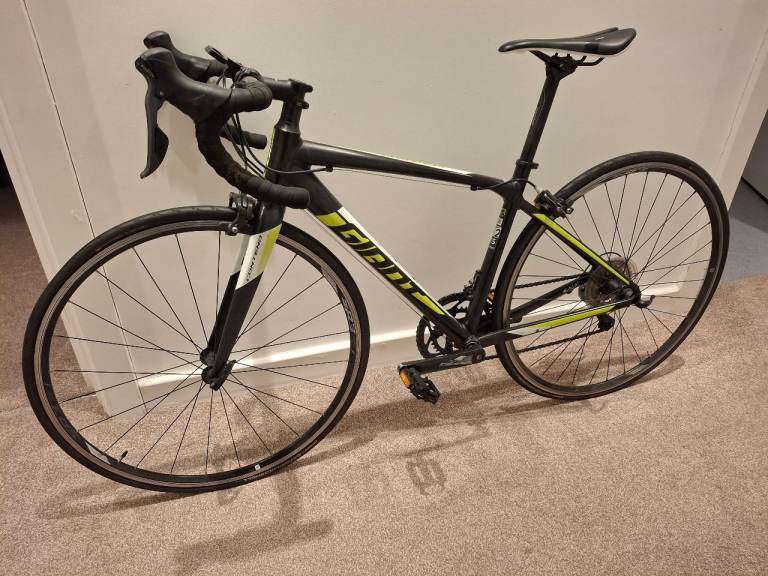 Giant Road Bike – Black with Green Accents, Good Condition