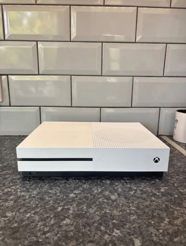 Xbox One Console (White) with Controller and F1 22 Game