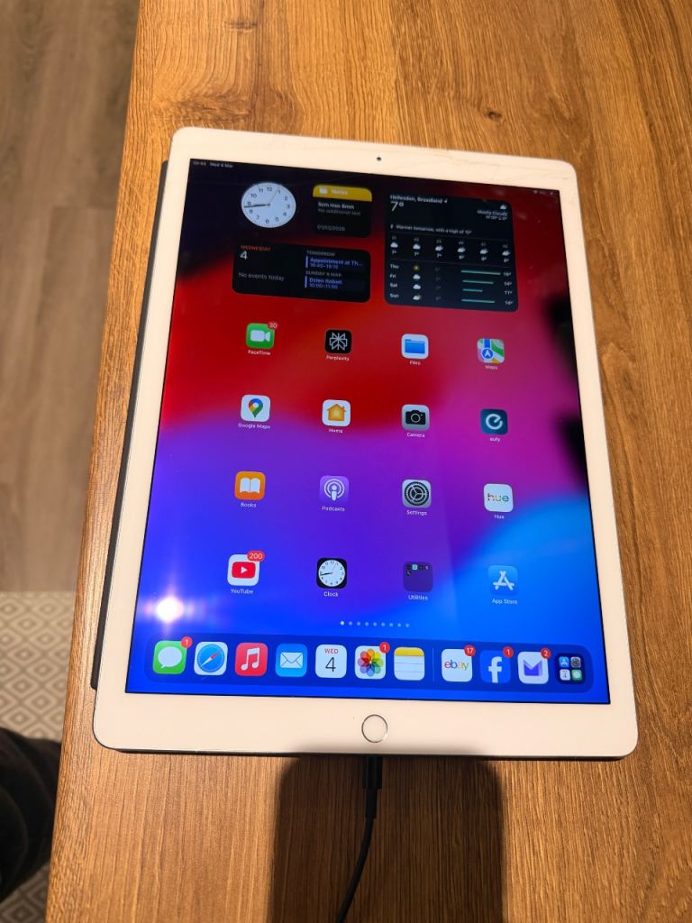 Apple iPad Pro 2nd Gen, Wi-Fi, 12.9 in - Silver - Crack LCD -A1670 + Apple Smart Folio Keyboard