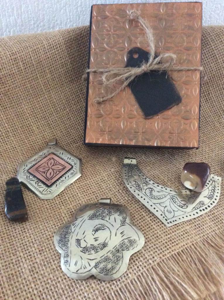 Moroccan pendants set - Metal engraved - Vintage artisan - Gift box - New