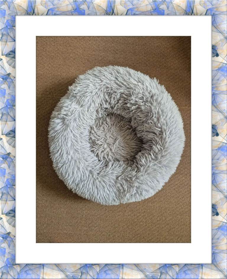 Plush Calming Pet Bed approximately 50cm across - can be posted