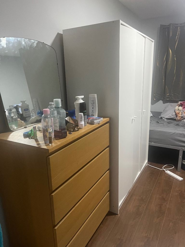 Wardrobe & chest drawer 