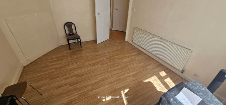 Large, Sunny Double Room in Battersea Flat – 7 Min Walk to Clapham Junction