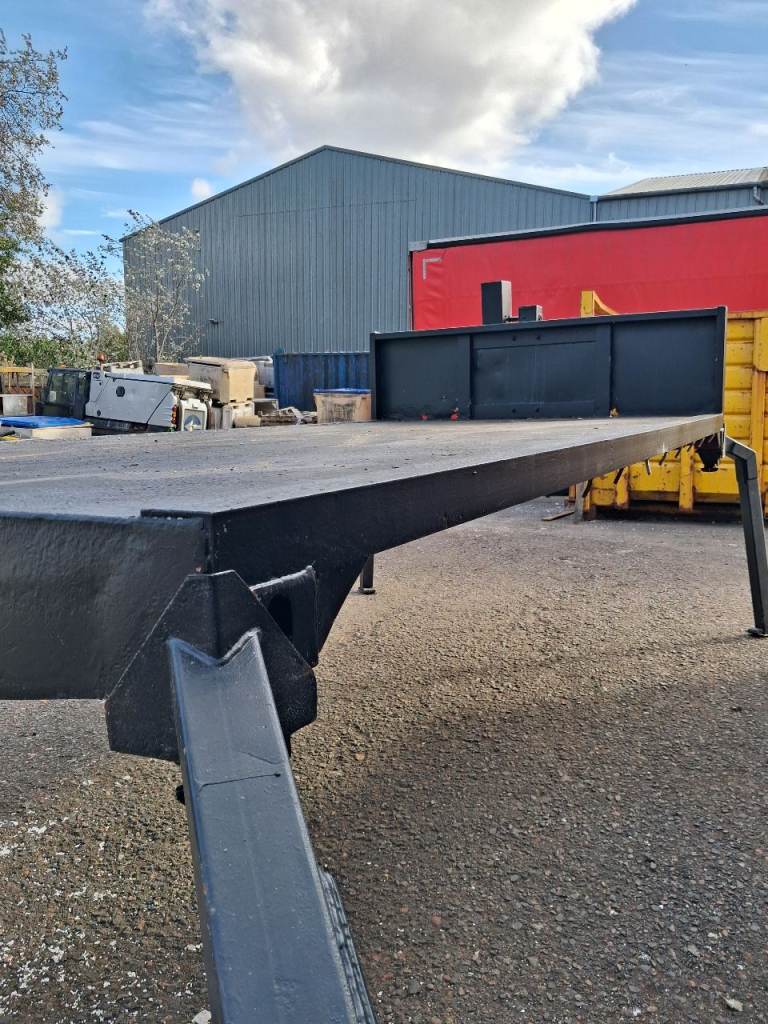 Demountable Tractor unit Flat body