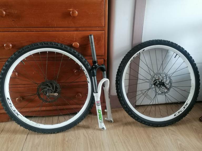 CARRERA-XCD KINETICS(26 X 2.10)Wheels and RockShox Dart suspension fork for a mountain bike