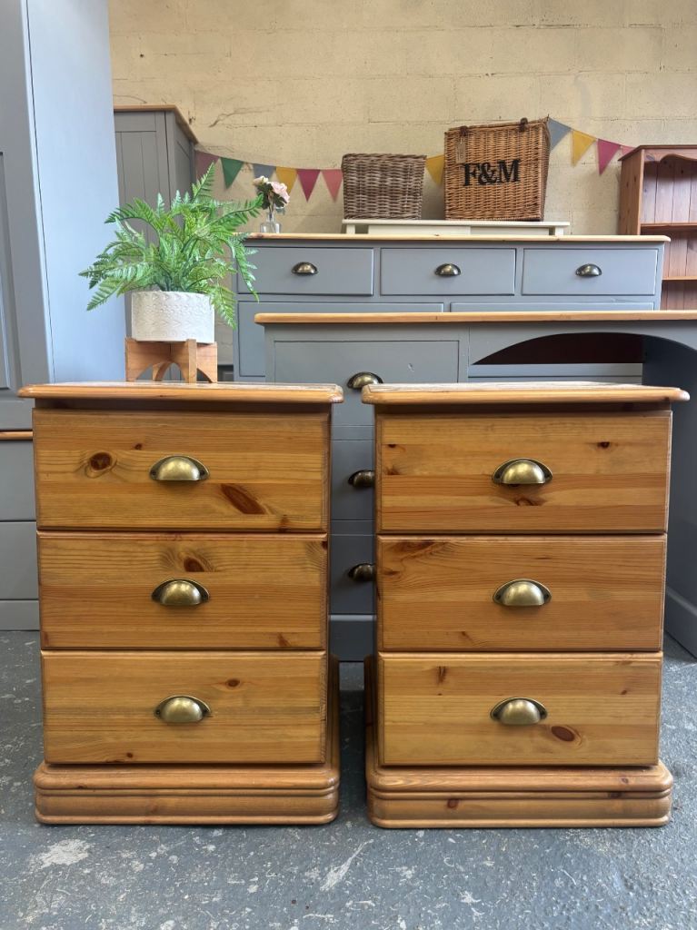 Superb quality bedside tables. Well made, dovetail joints 