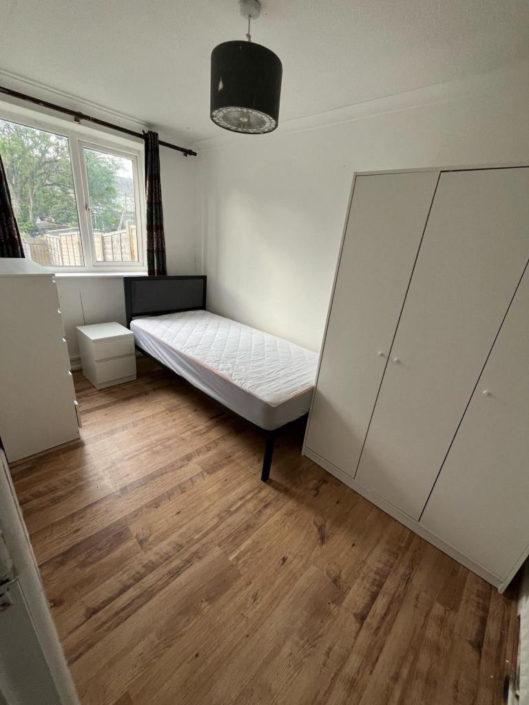 Smart room near town centre/airport
