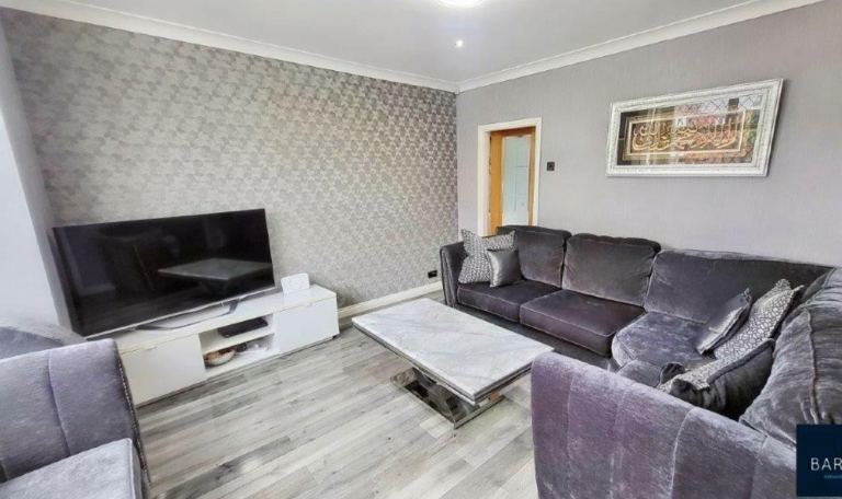 2 bedroom house semi detached to let in batley