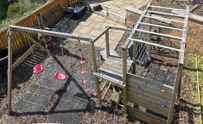 Free swing set