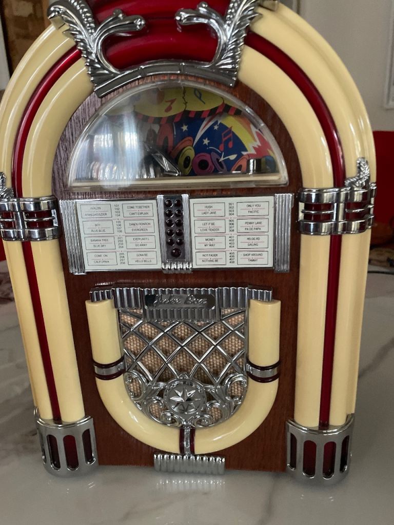 Retro look radio cassette player