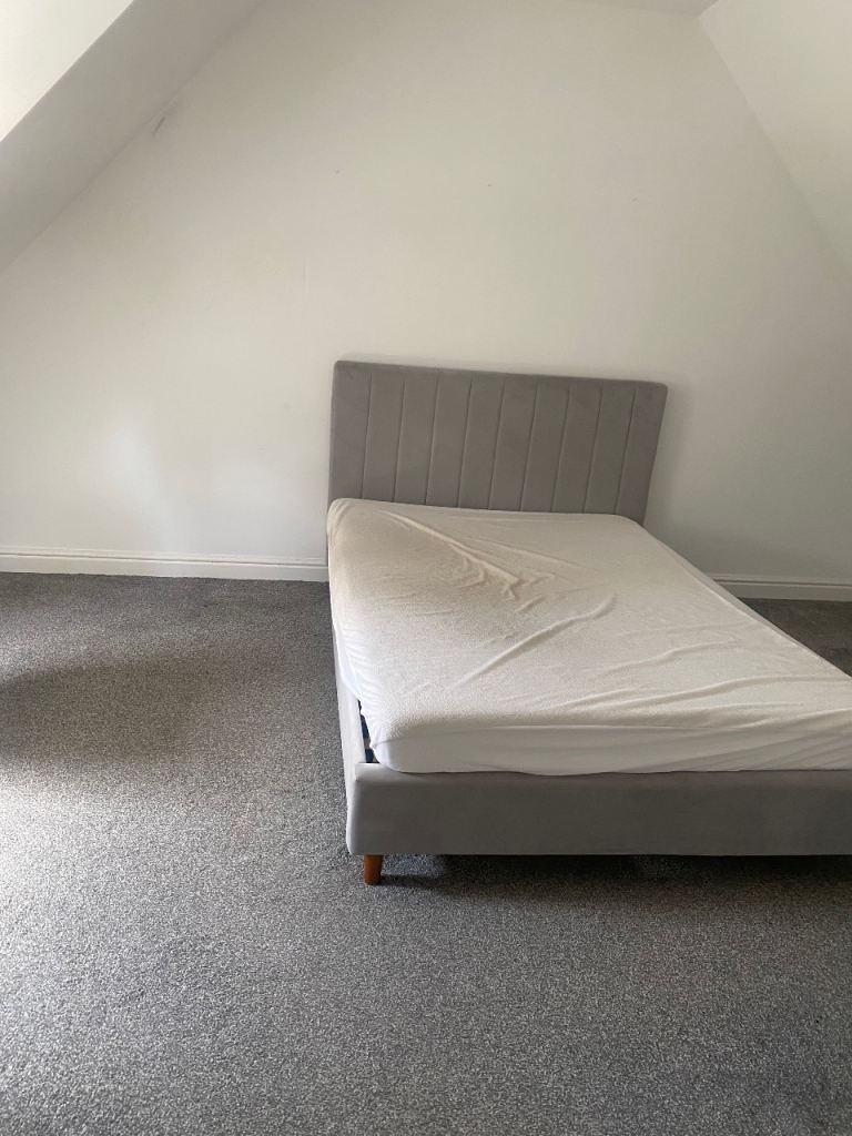 Two separate double rooms to rent with different prices