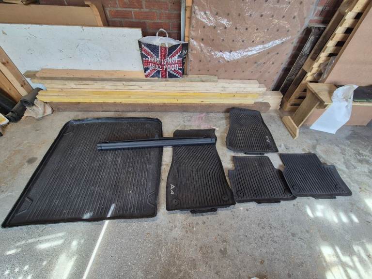 Genuine Audi rubber mat set including boot liner, plus a dog guard net/cargo net