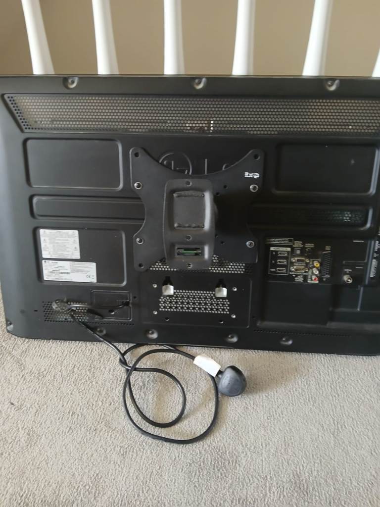 LG 32LE5300 32-inch TV with Remote – Good Condition
