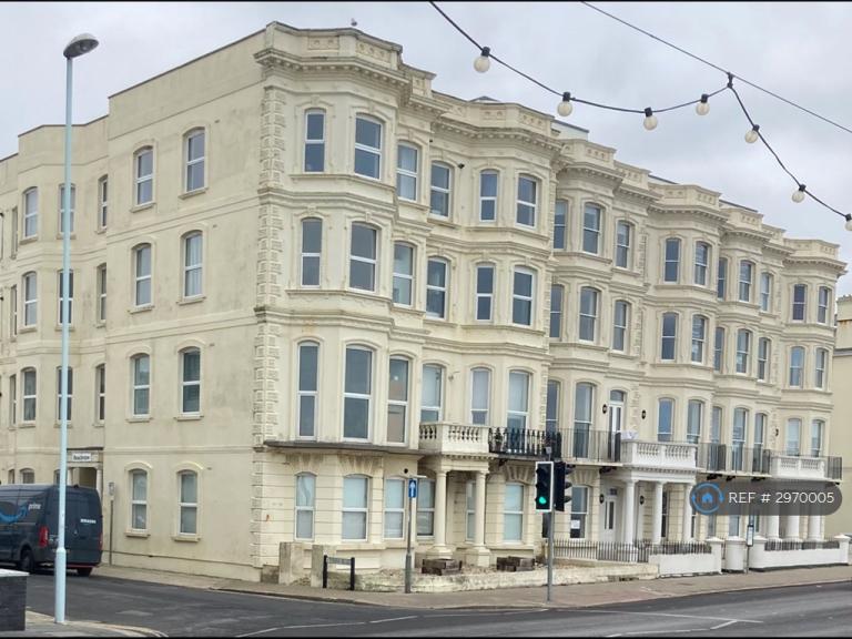 2 bedroom flat in Marine Parade, Worthing, BN11 (2 bed) (#2970005)