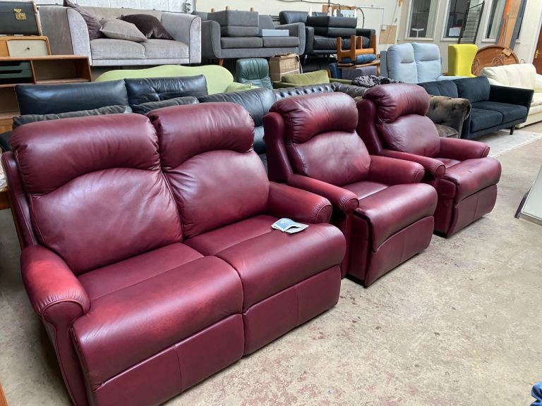 AS NEW CONDITION G-PLAN 3 PIECE SUITE WINE  COLOUR LEATHER  ,EXCELLENT QUALITY , LOCAL DELIVERY