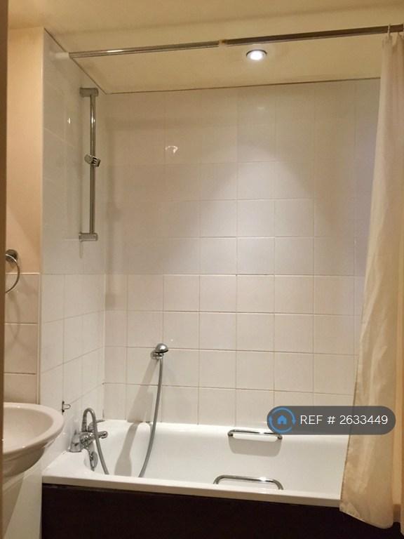 1 bedroom flat in Bush House, London, SE18 (1 bed) (#2633449)