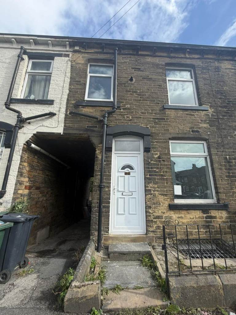 2 bedroom house in Halstead Place, Bradford