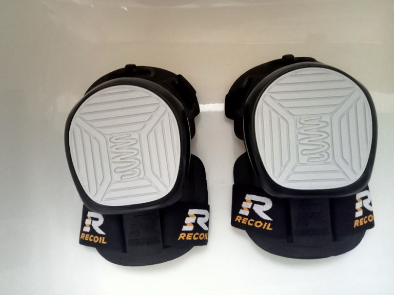 Knee pads ( Recoil ) with suspension.  Brand New
