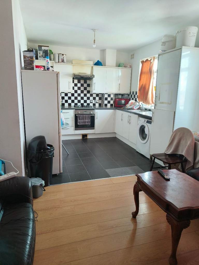 2 bed flat in Hayes town 