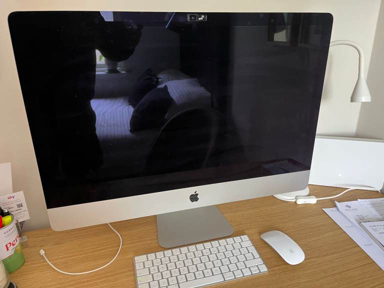 Apple iMac Desktop Computer with Keyboard and Mouse