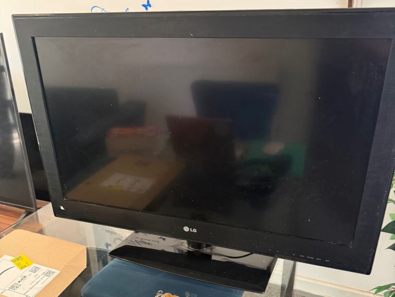 LG 32 inches LCD TV with power cable 