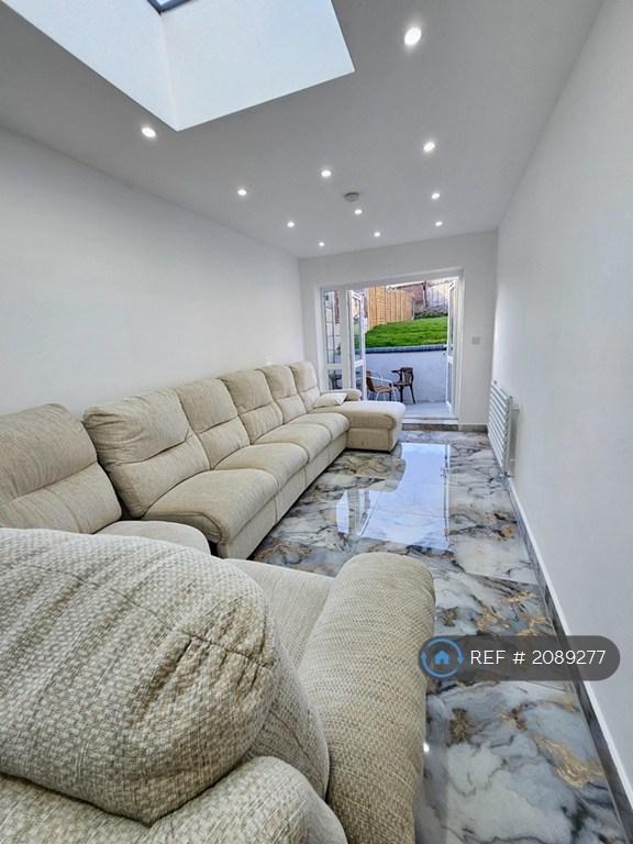 5 bedroom house in Hill Rise, Dartford, DA2 (5 bed) (#2089277)