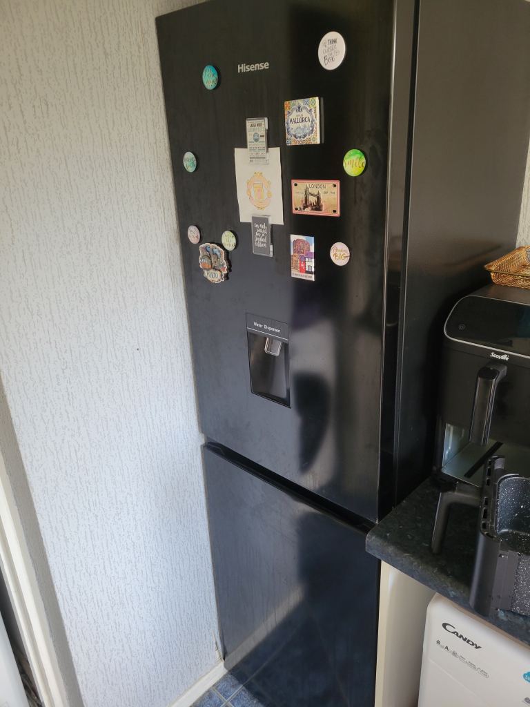  Hisense Fridge Freezer in Black