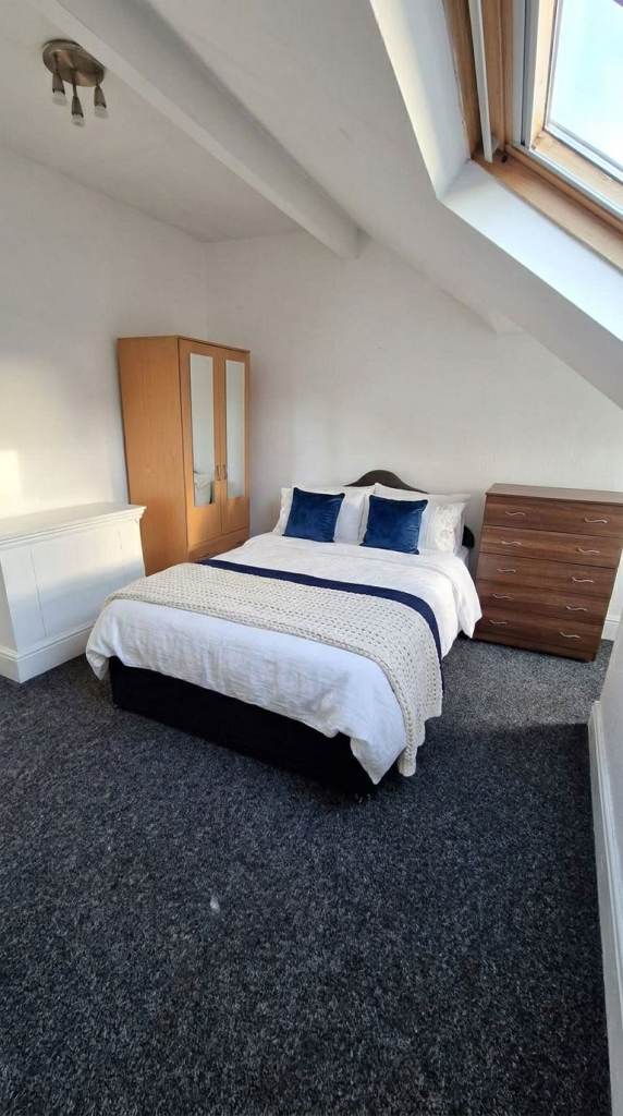 RENT FREE room with basic amenities available in Chale Grove, Birmingham!